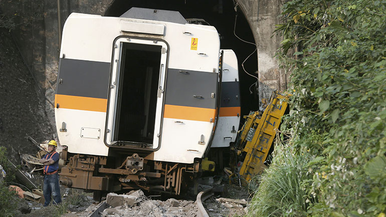 Ελεύθερος με εγγύηση αφέθηκε ο ύποπτος για τη σιδηροδρομική τραγωδία στην Ταϊβάν